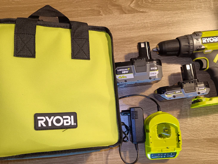 Ryobi akkuiskuporakone ja 2 akkua