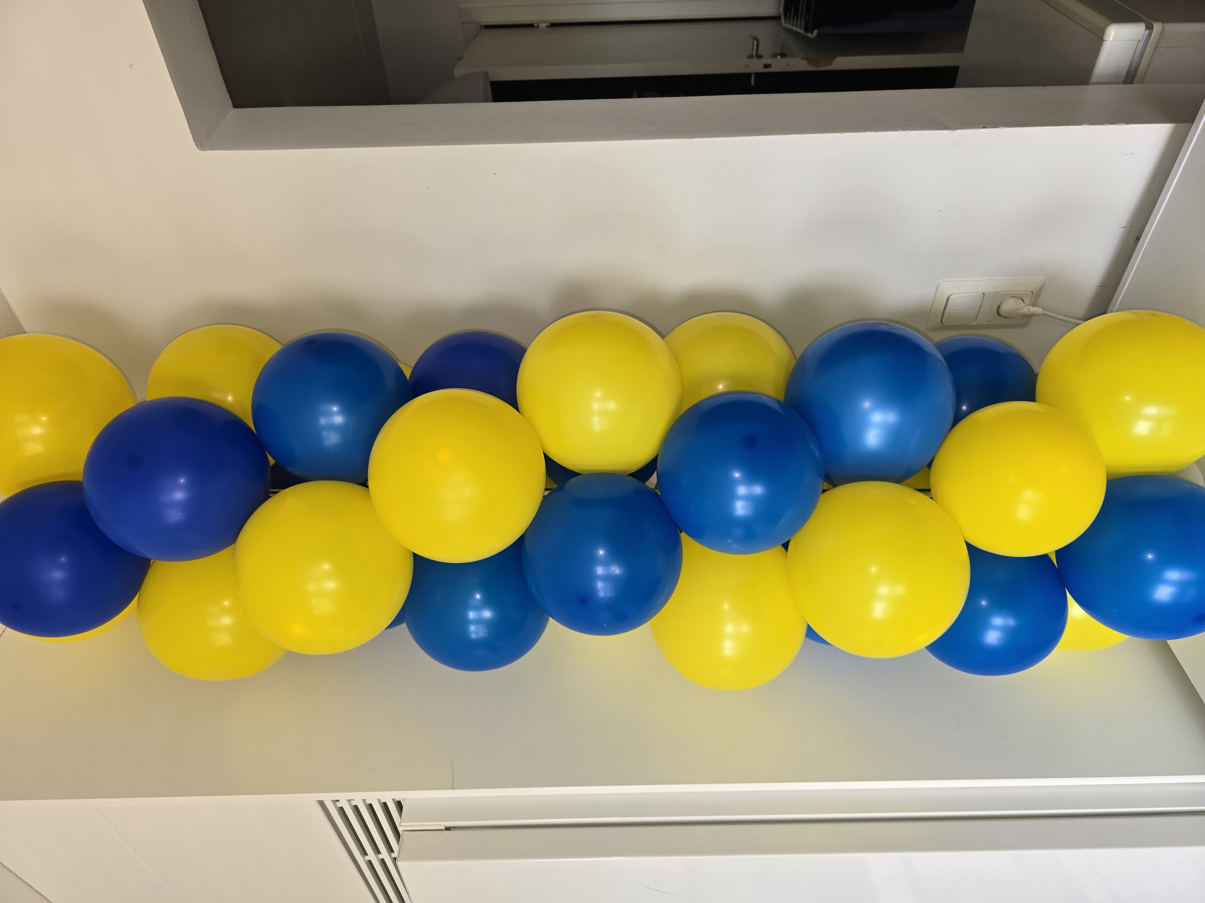 Dekorera din fest med färg glada ballonger