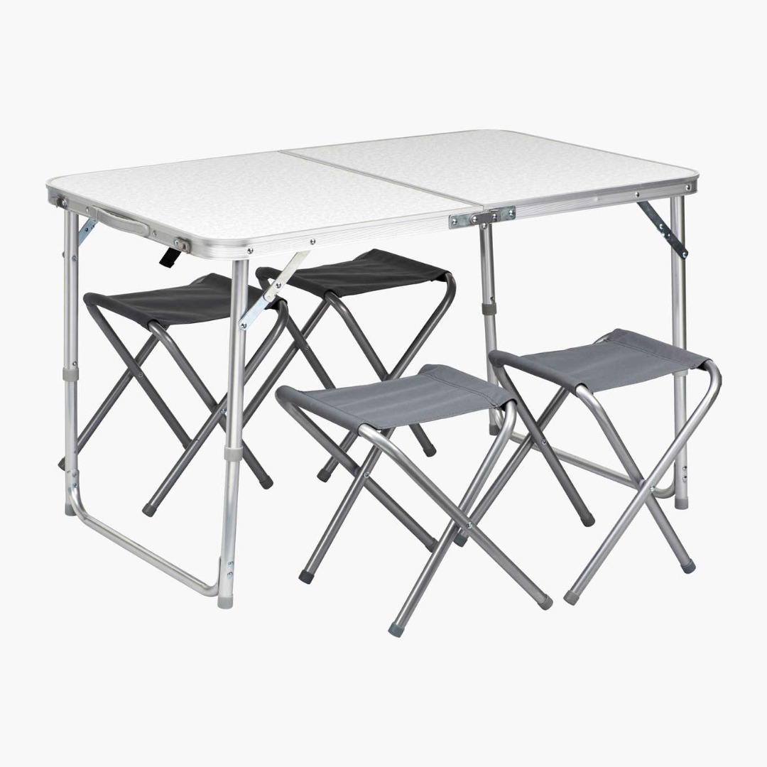 Praktisk campingbord med 4 stoler !