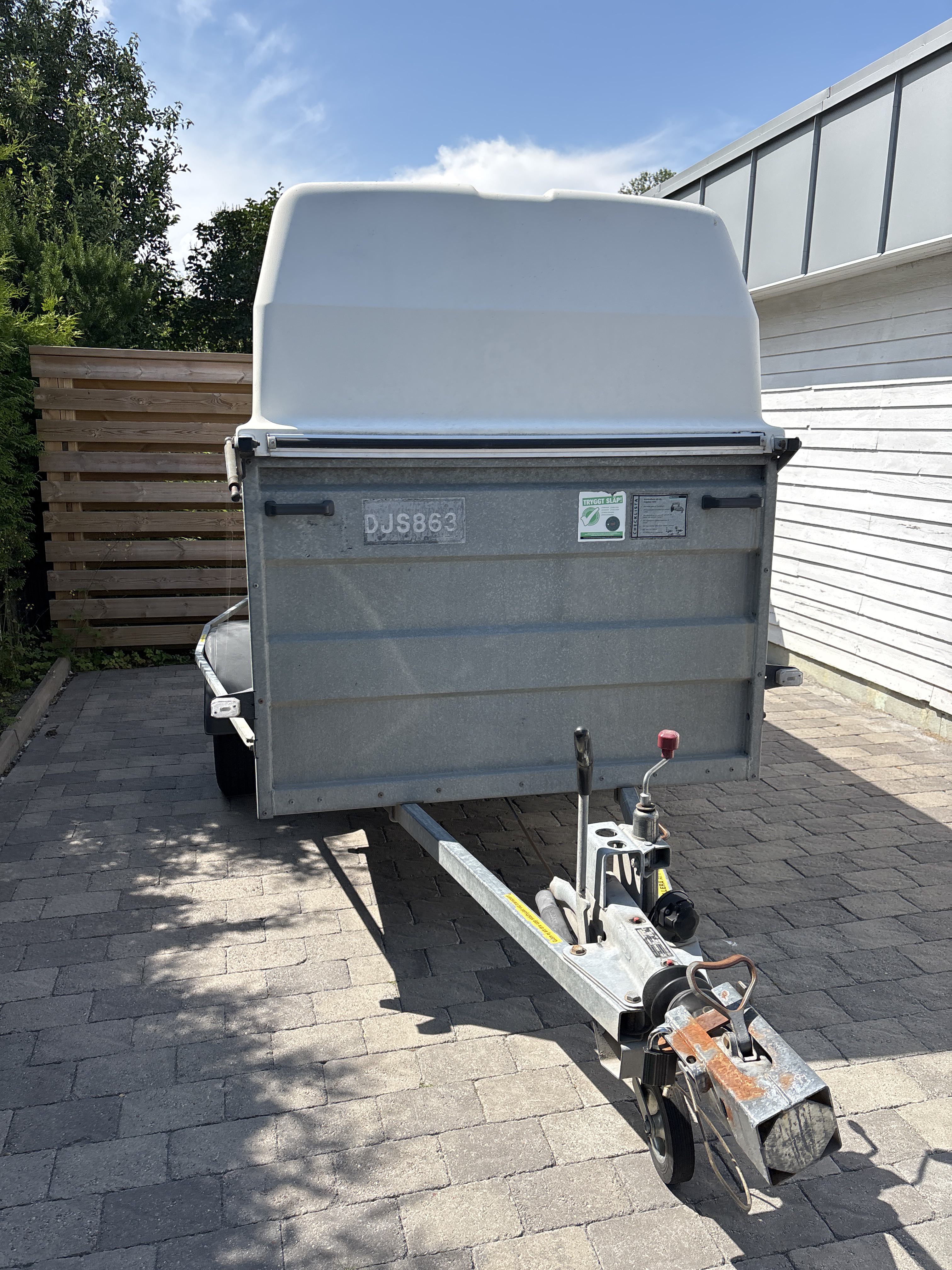 Thule släp med kåpa 