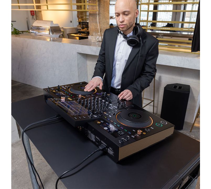 Dj pioneer decks with dj (sound system can be included)
