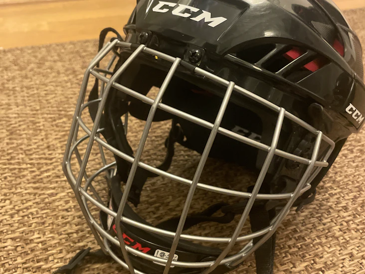 Hockeyhjälm/skridskohjälm