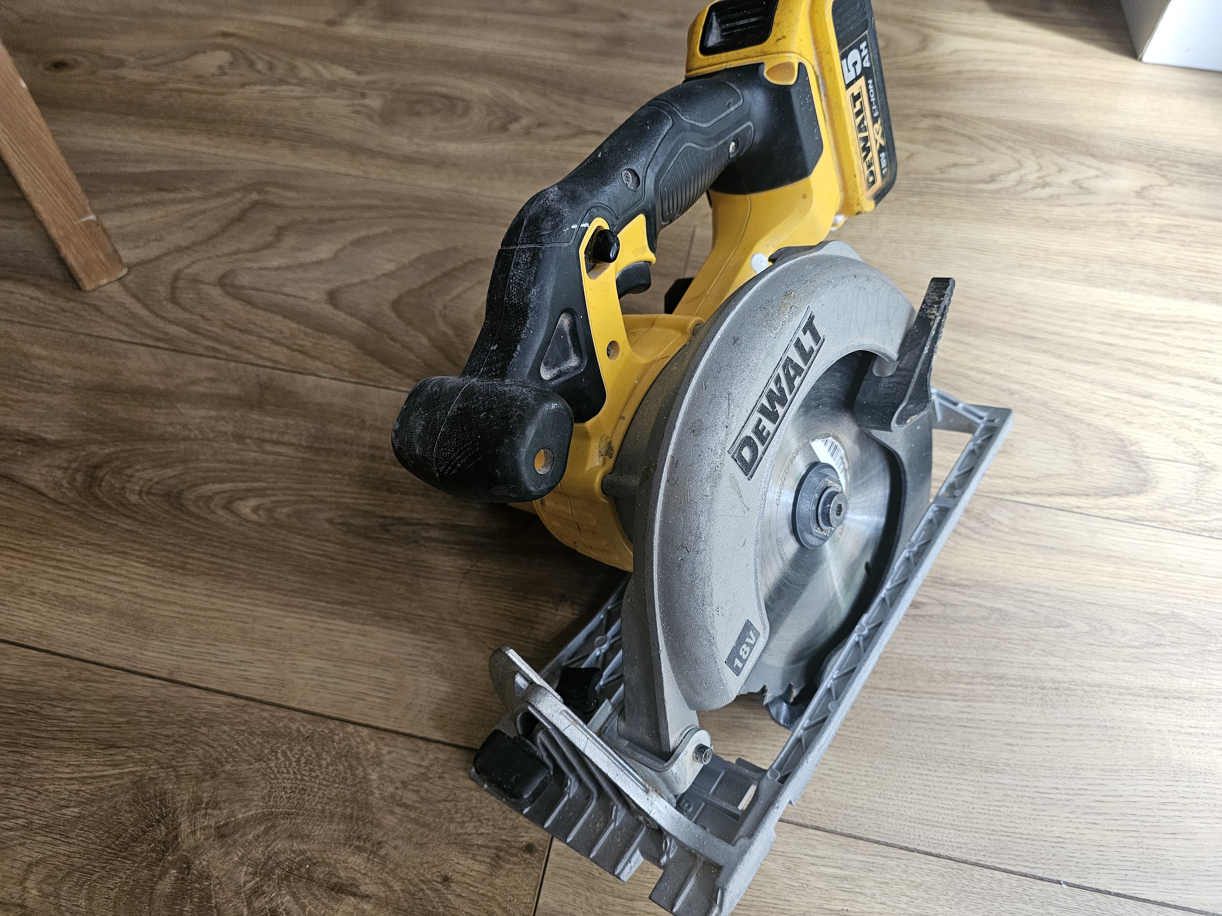 Dewalt xr 18v circular saw with battery & charger
