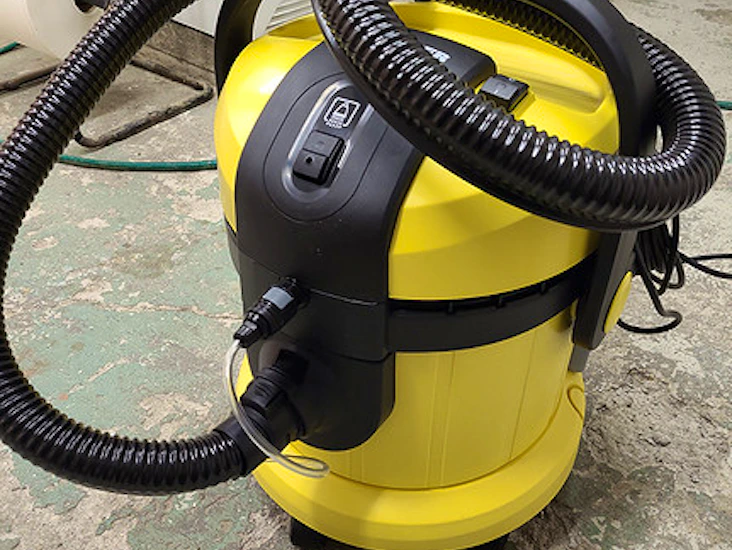 Kärcher se 4002 teppe og tekstilrenser(rensemaskin) leies ut.