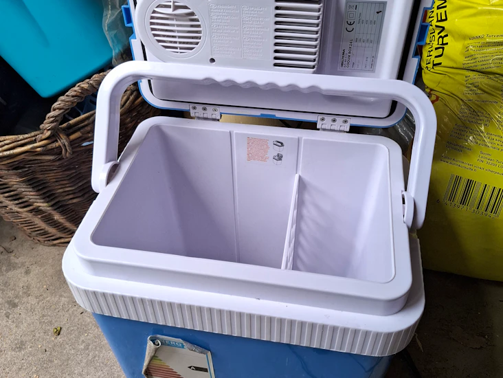 Matkajääkaappi/ lämpökaappi biltema