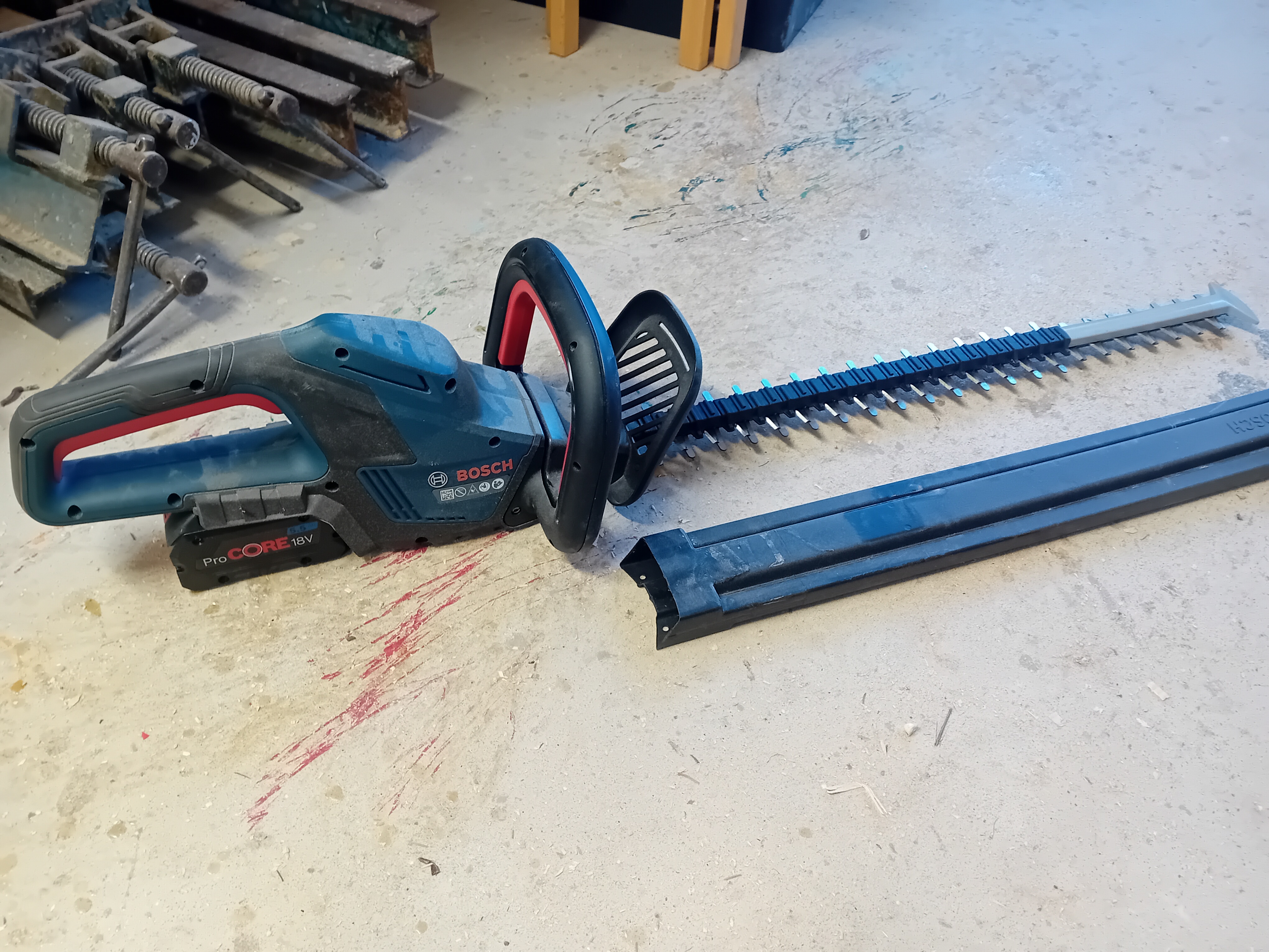 Akkukäyttöinen pensasleikkuri bosch