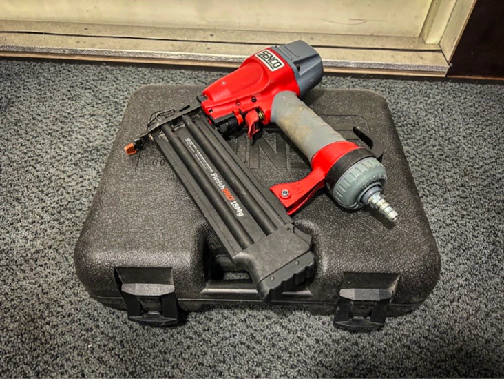 Viimeistelynaulain + kompressori