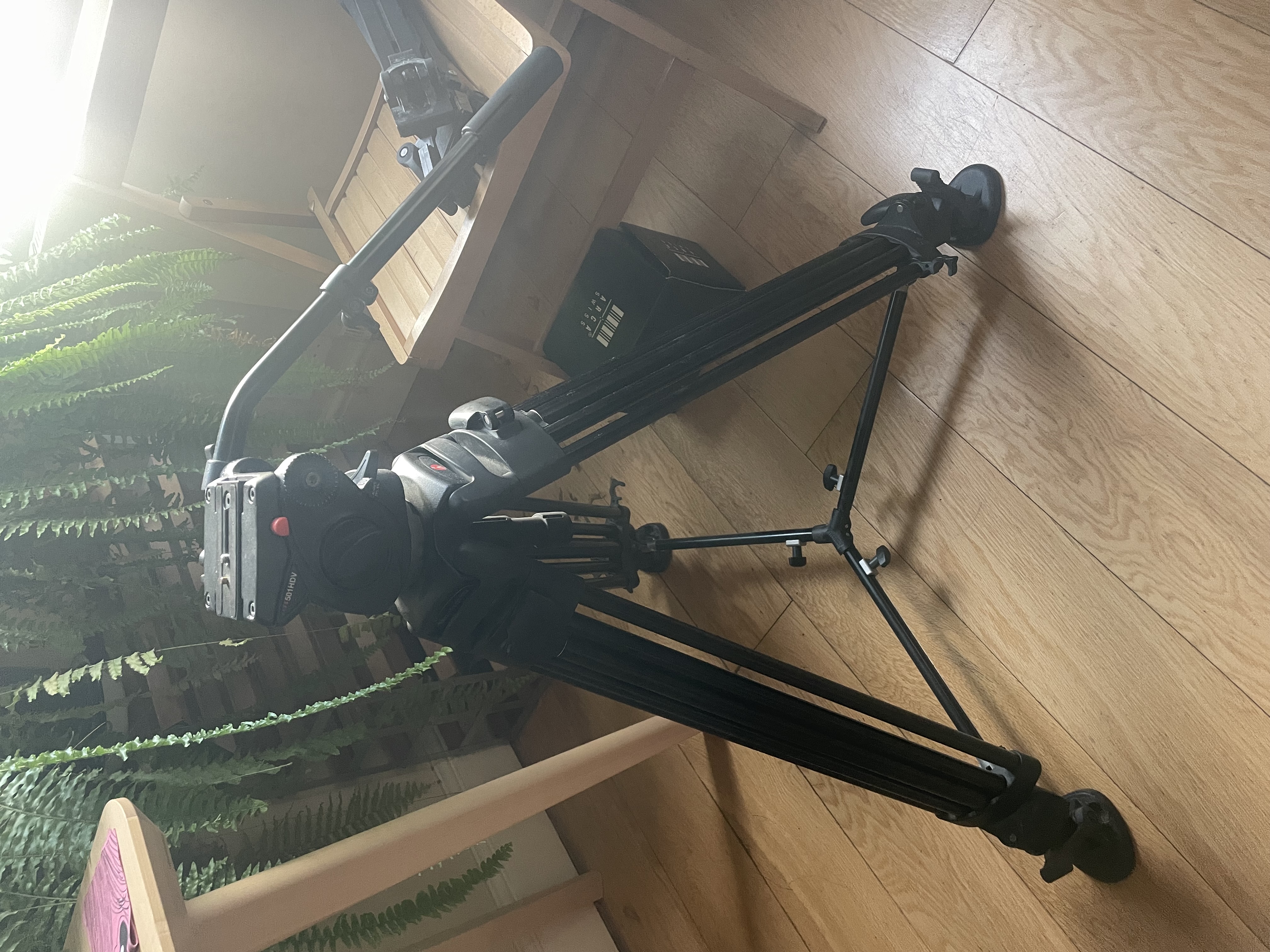 Manfrotto 525mvb lightweight video tripod black with 501hdv pro video head and mid level spreader