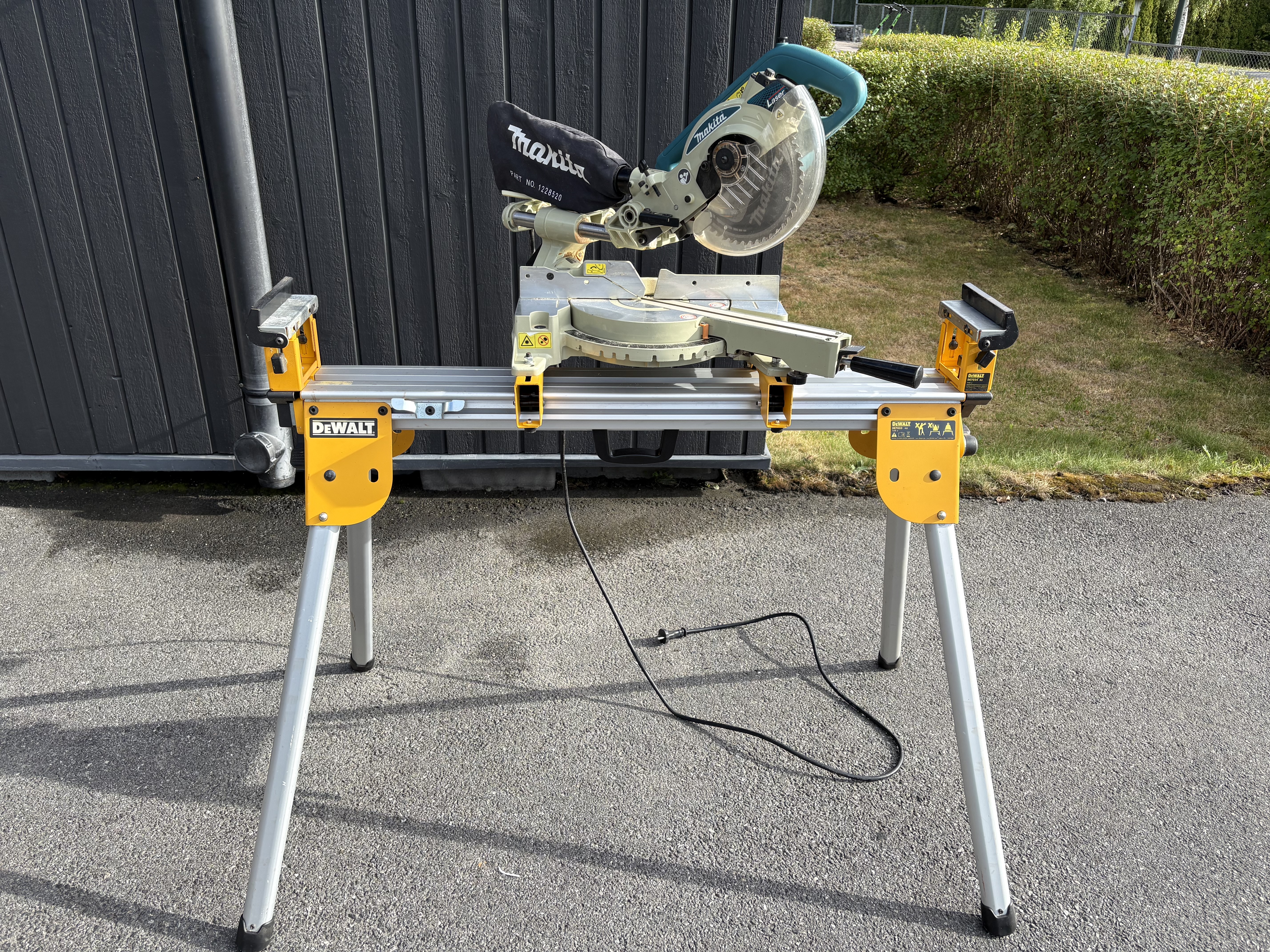 Makita kapp- og gjærsag med stativ