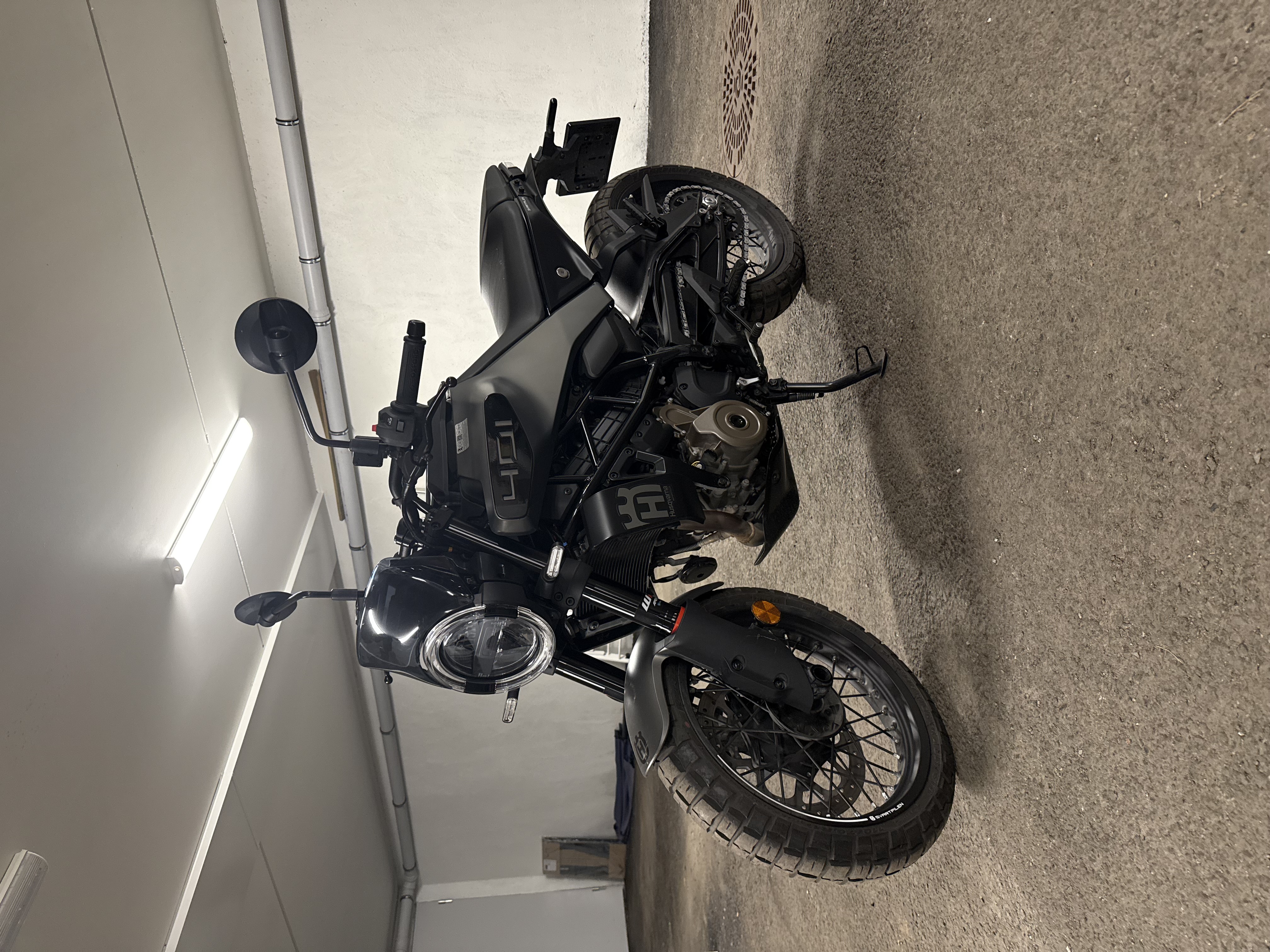 Harqvarna svartpilen 401 2024