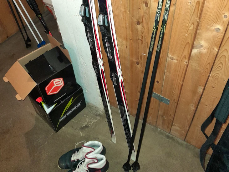 Langrennski sko str.45 med staver (145 cm)