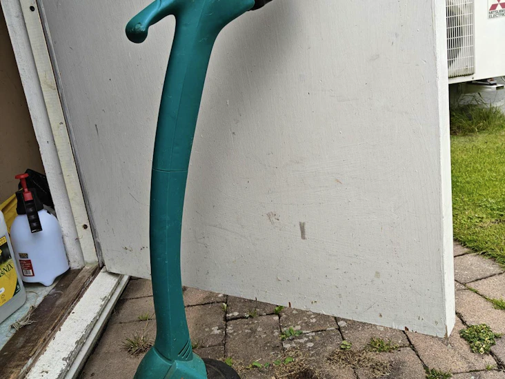 Bosch grästrimmer easytrim med batteri och laddare