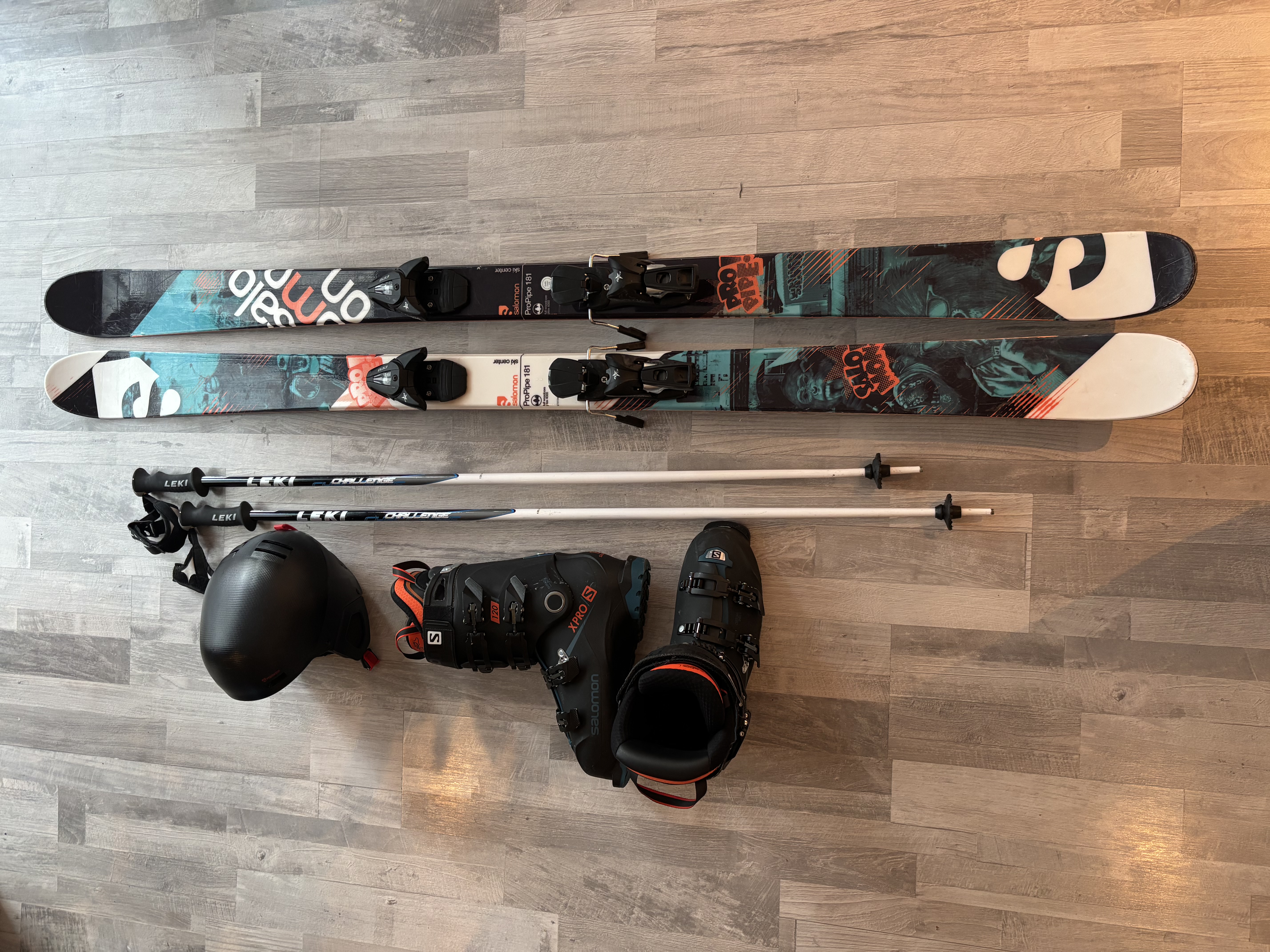 Skidor, pjäxor, stavar och hjälm