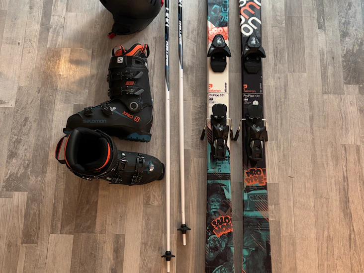 Skidor, pjäxor, stavar och hjälm