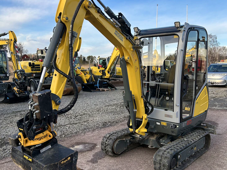 minigrävmaskin med rotortilt 2,2 ton uthyres