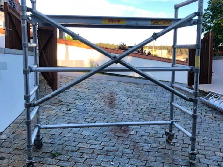 Zip-up ställning på låsbara hjul