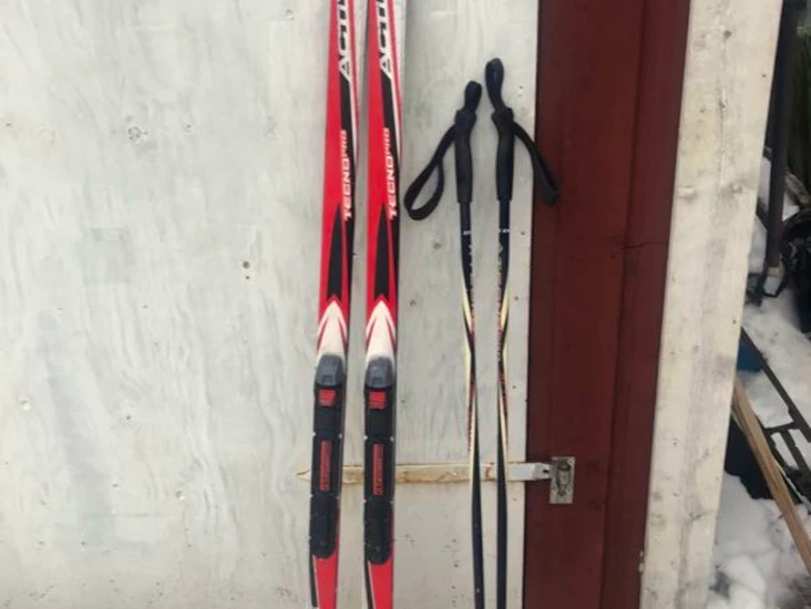 Längdskidor, stavar och pjäxor för barn