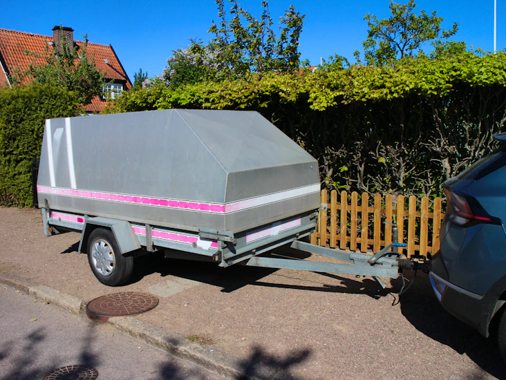 Stort släp med kåpa. flytt/transport. klarar 1 tons last.
