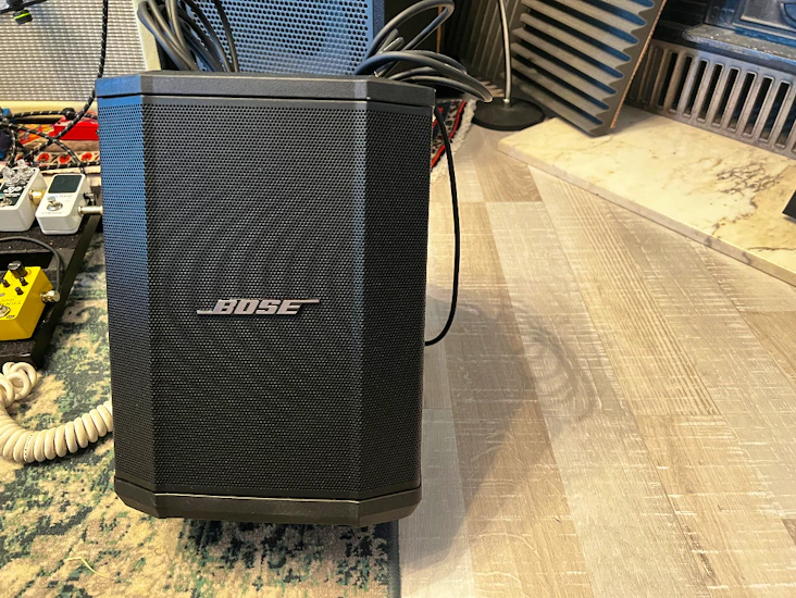 Bose s1 pro med shure sm58 og mikrofonstativ