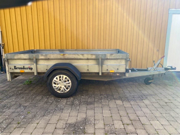 Släpvagn med lastvikt: 1050 kg.