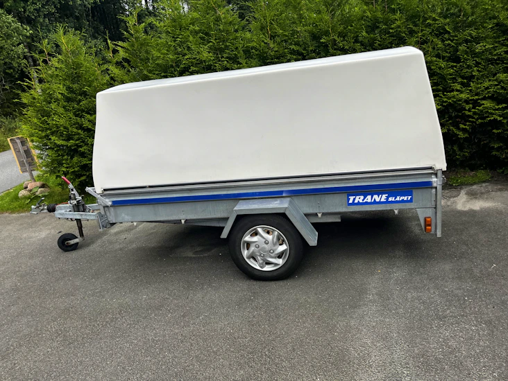 Bromsat släp med kåpa