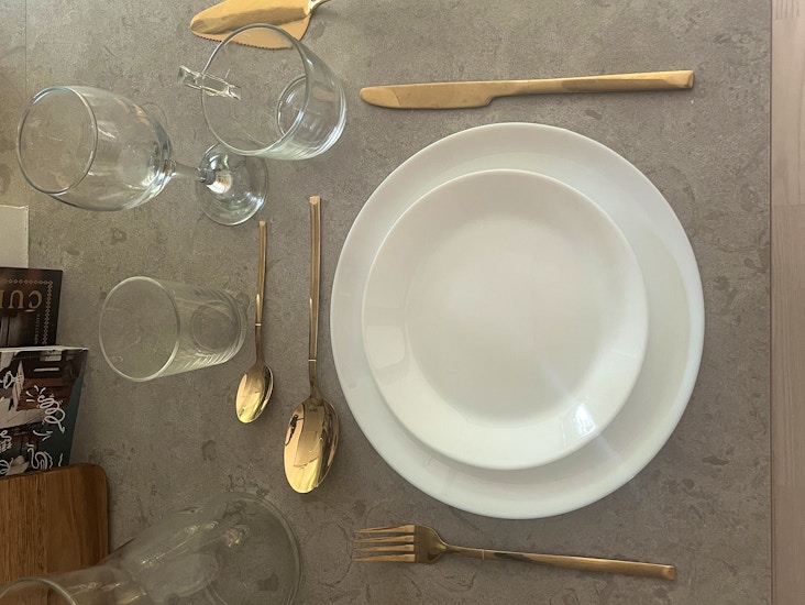 Tallrikar, bestick, karaffer, vattenglas, vinglas, kaffekoppar, salladsbestick, ostbestick