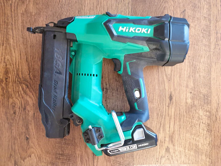 Batteridriven spikpistol för dyckert