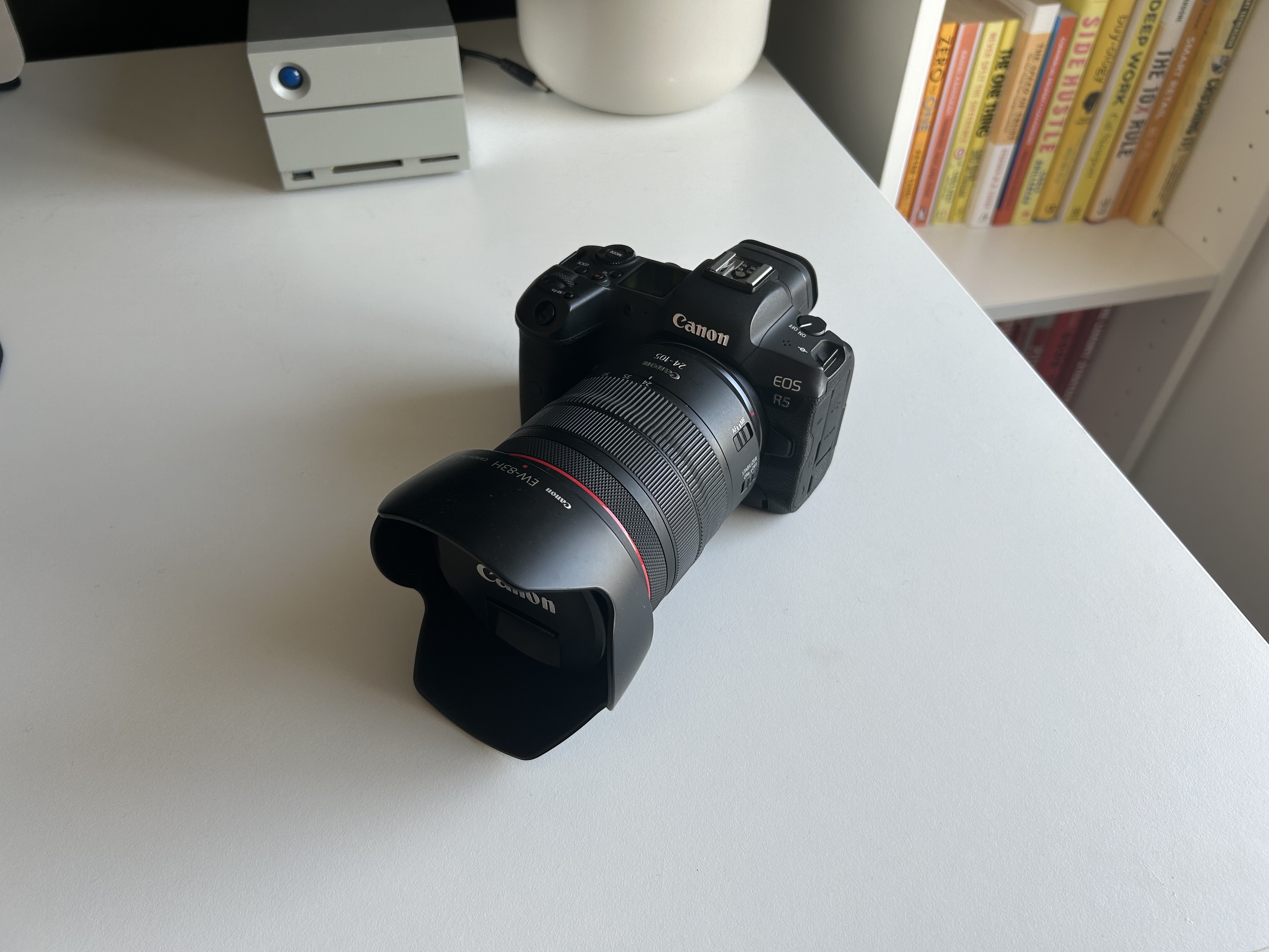 Canon eos r5 mirrorless camera + rf 24-105mm f/4l is usm lens