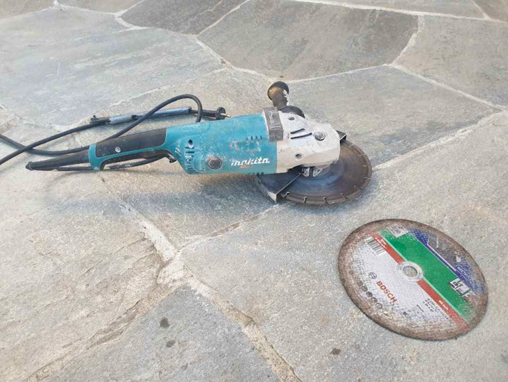 Stor vinkelsliper med diamantskive