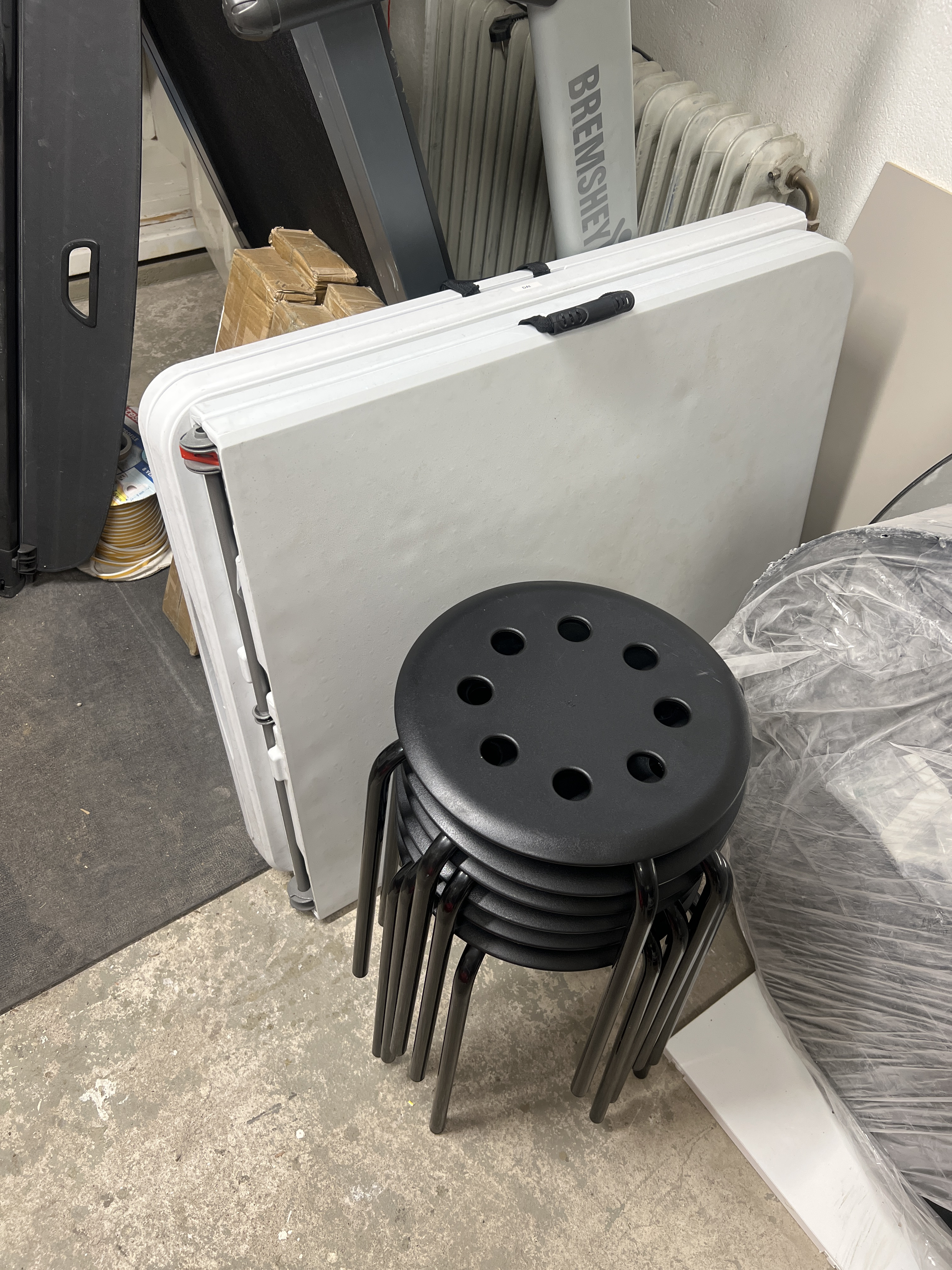 2 hopfällbara bord + 6 pallar. perfekt för fest & kalas!