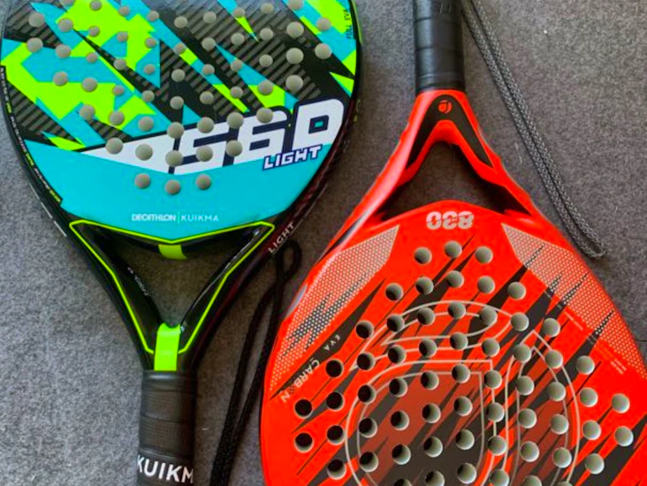 Två padeltennisraket + bollar