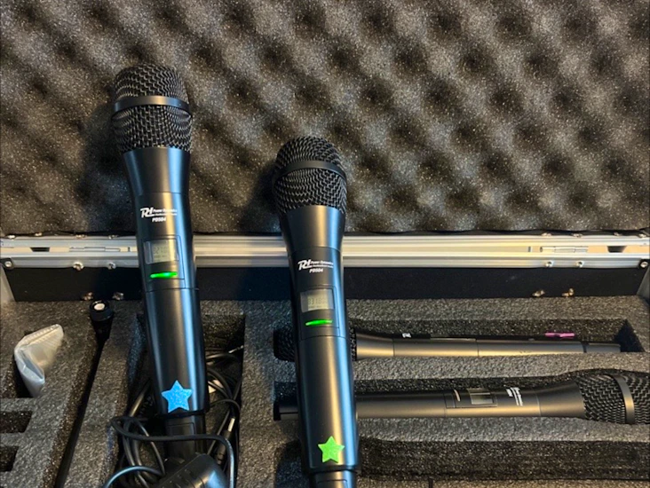 4 trådlösa mickar perfekt för karaokefesten