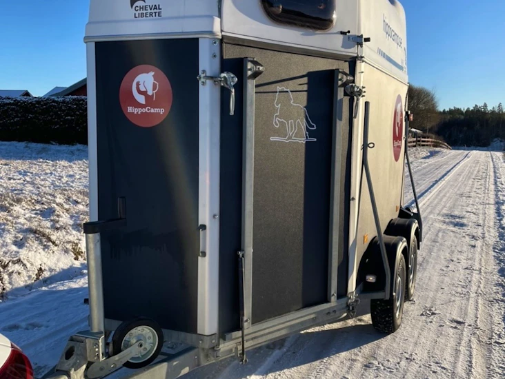 Hästtransport b kort med frontutlastning uthyres!