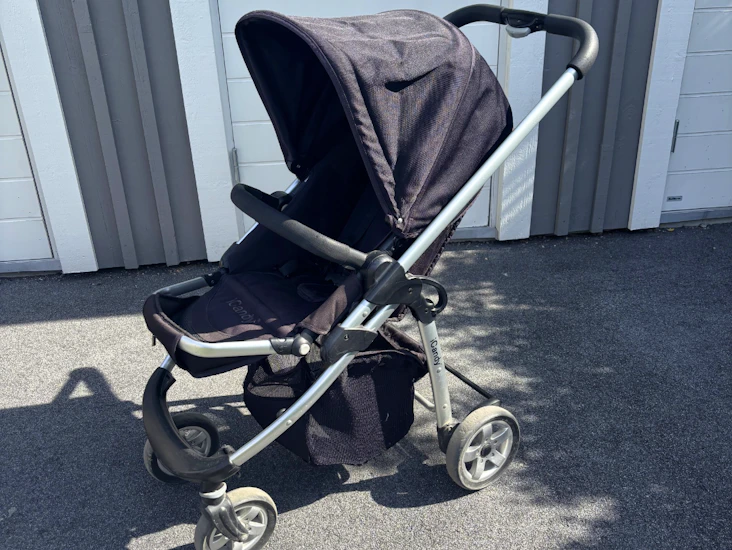 Barnvagn med avtagbar sittdel – kompakt & enkel att fälla