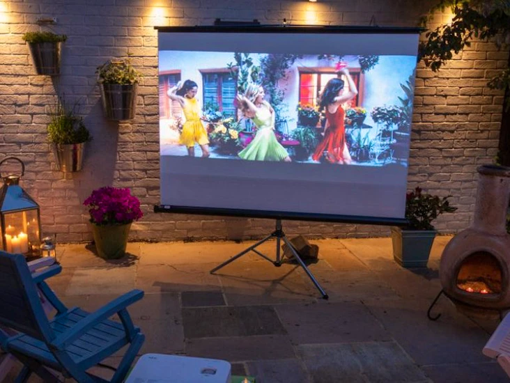 Projector + projector screen 2.5 m x1.5m + speakers + mic