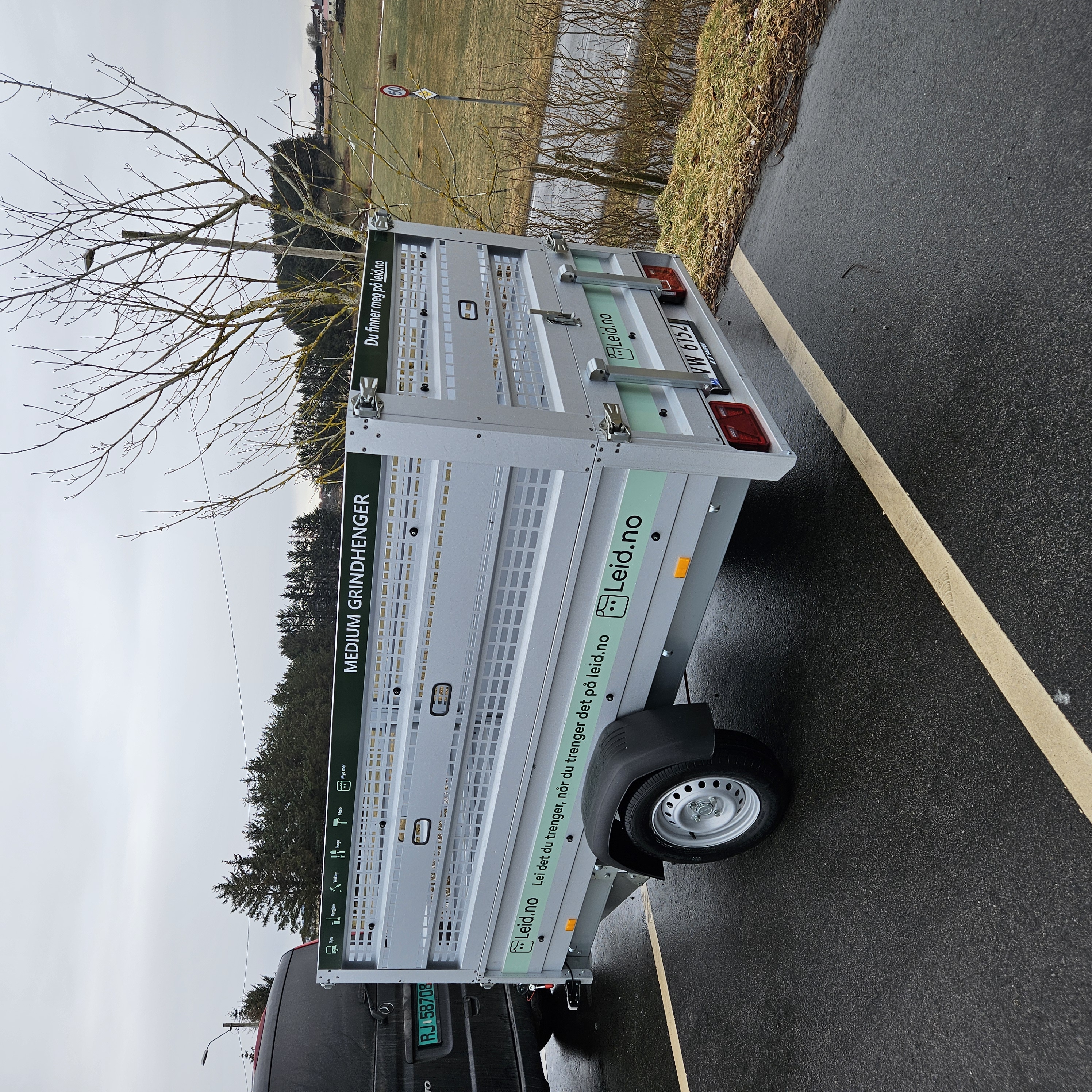 Ideel henger til transport av avfall/hageavfall. høye grinder sørger for at innholdet forblir på hengeren under transporten. hengeren er videre utstyrt med tipp som forenkler lessing og lossing betraktelig.