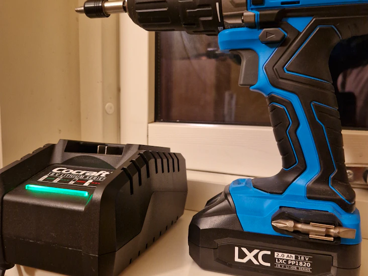 Cocraft lxc dd18 – batteridrevet drill med led-lys, 18 v batteri, ladestasjon + medfølgende magnetiske bits