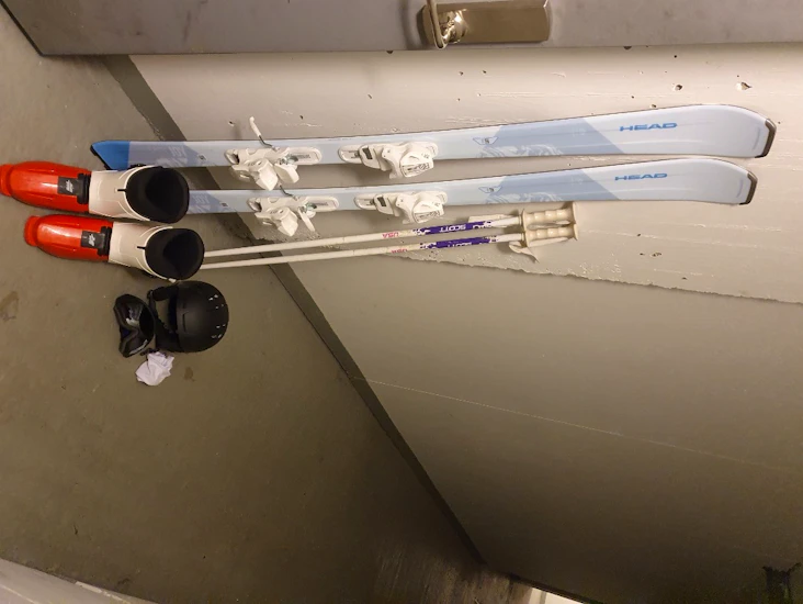 Alpinskidor 154cm m tillbehör