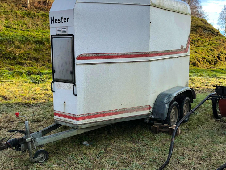 2hesters umeåsläpet hestehenger leies ut