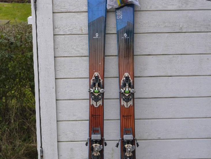 Lätta topptursskidor med ställbar bindning