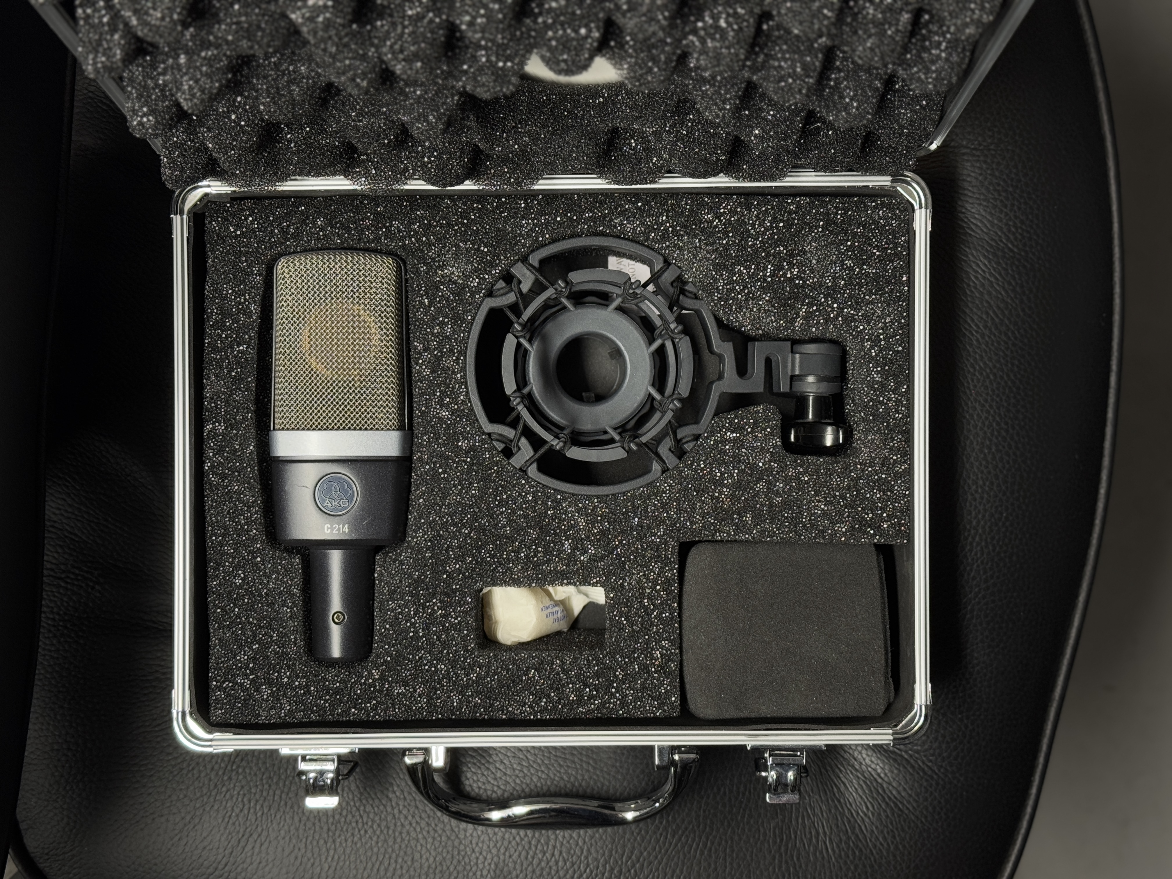Akg c214 -mikrofoni + pop-filtteri + jalusta + laukku