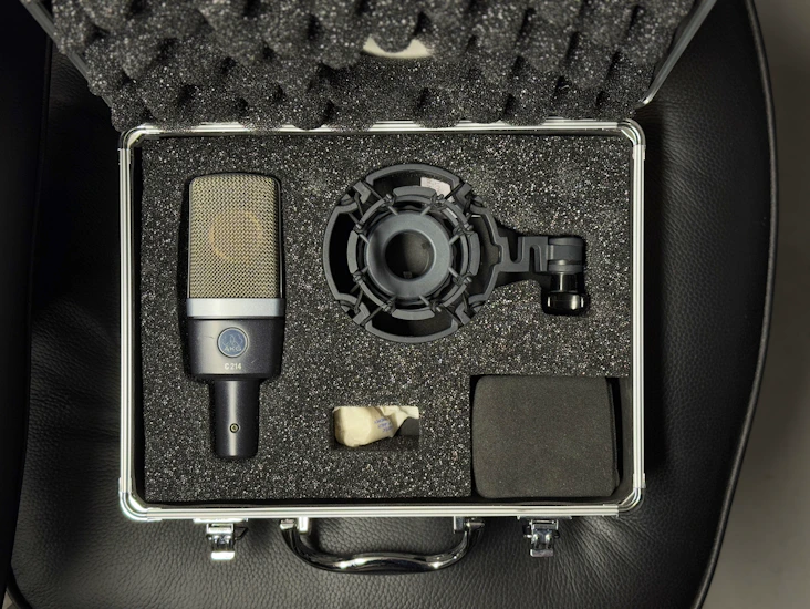 Akg c214 -mikrofoni + pop-filtteri + jalusta + laukku