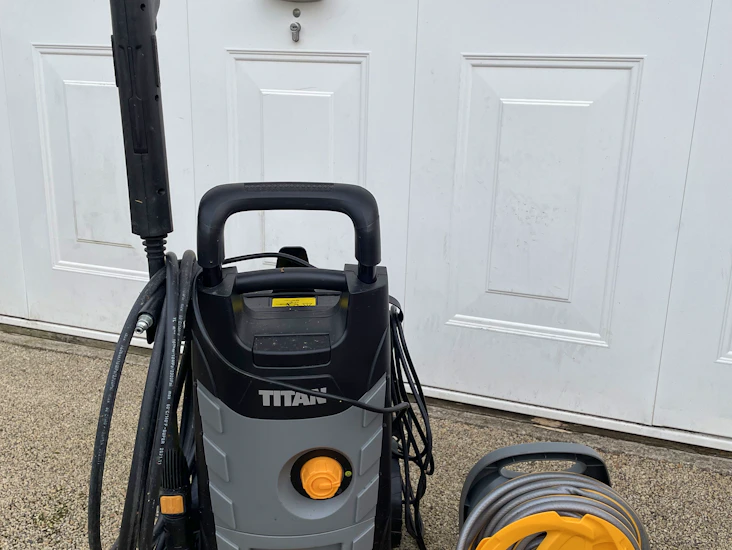Titan pressure washer with 10m hose