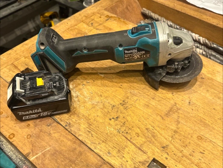 Vinkelslip på batteri