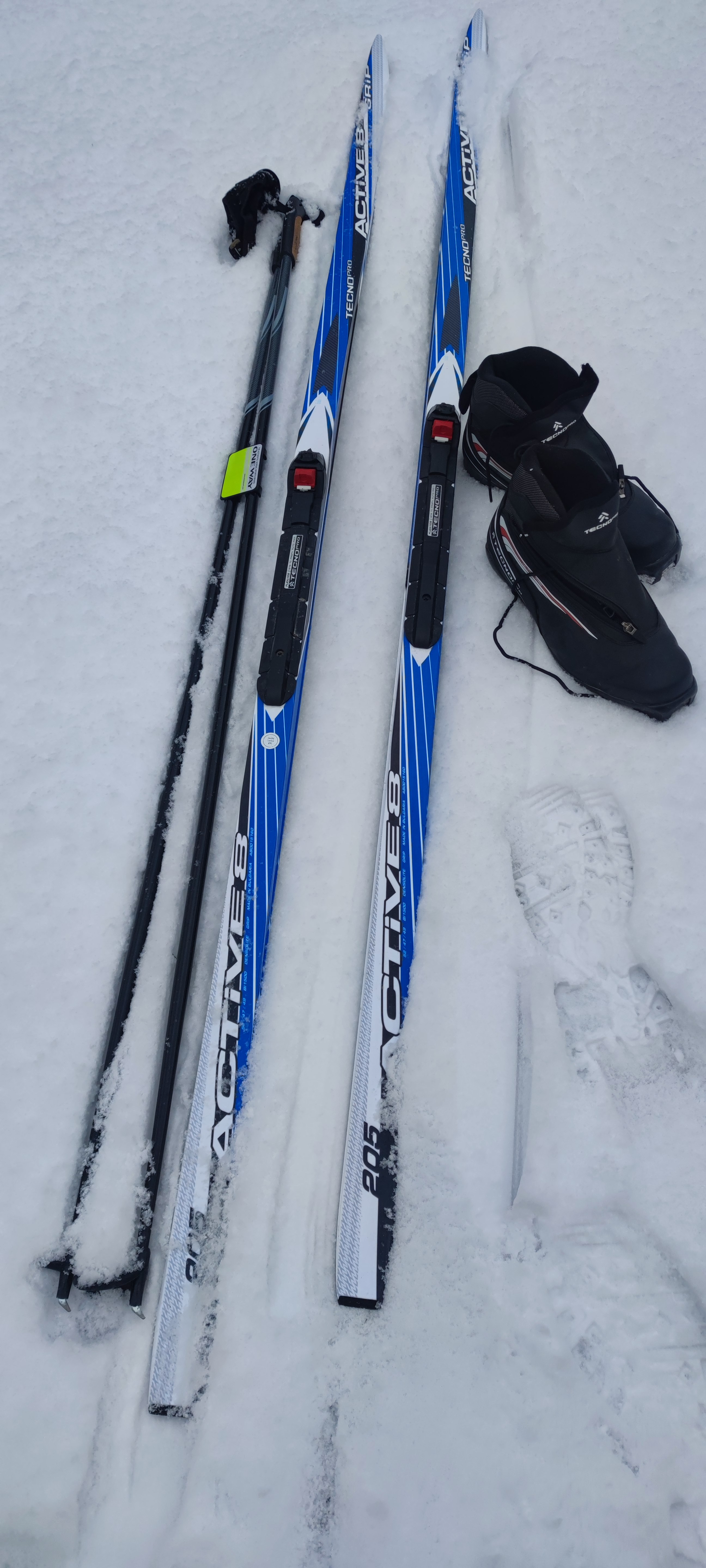Vallningsfria skidor, stavar, pjäxor