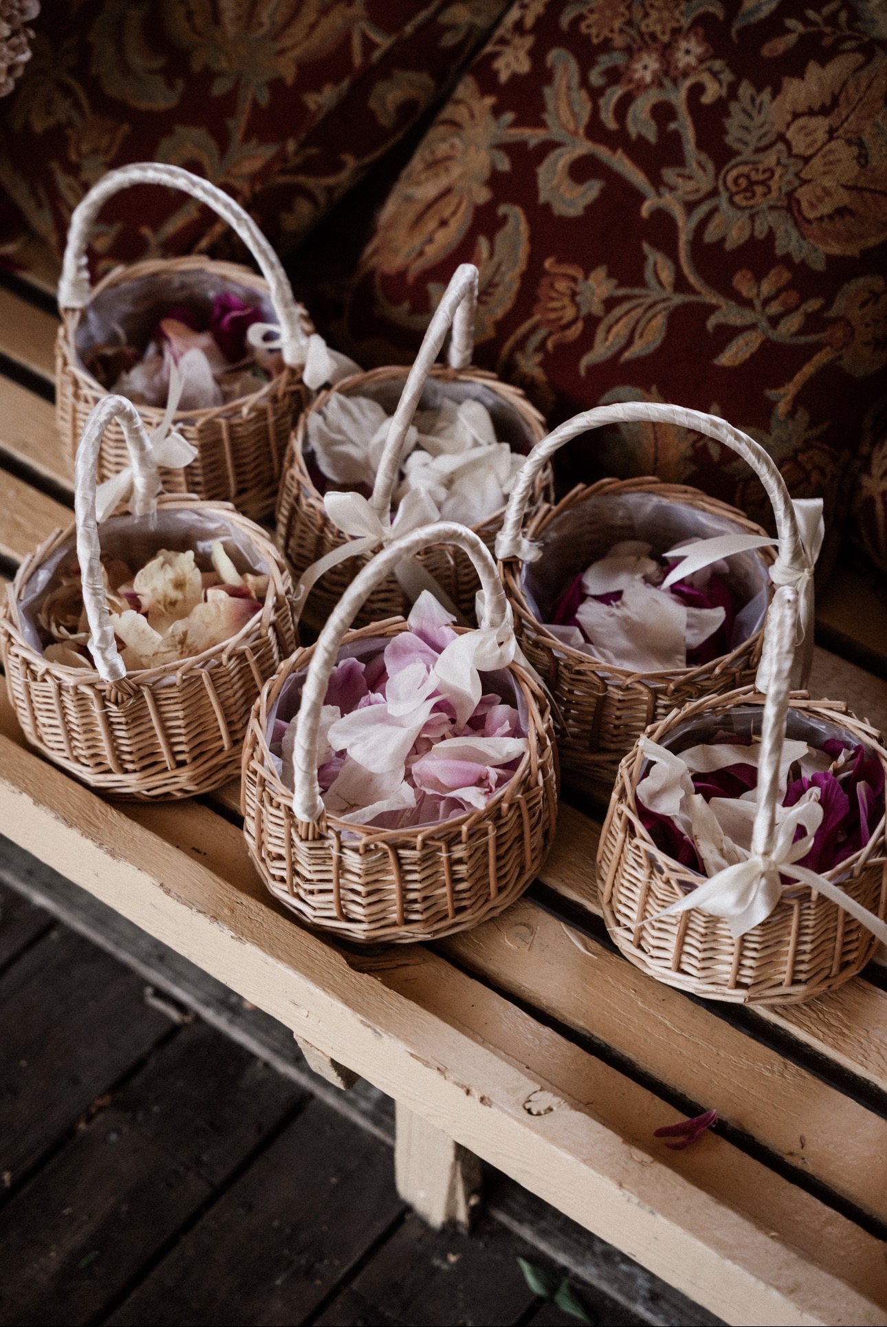 Blomsterkurver - perfekt til blonsterbarn i bryllupsseemoni