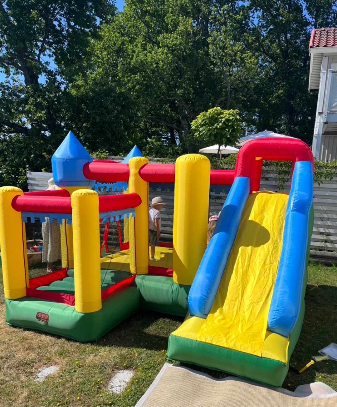 Hoppborg med rutschkana och basketkorg!