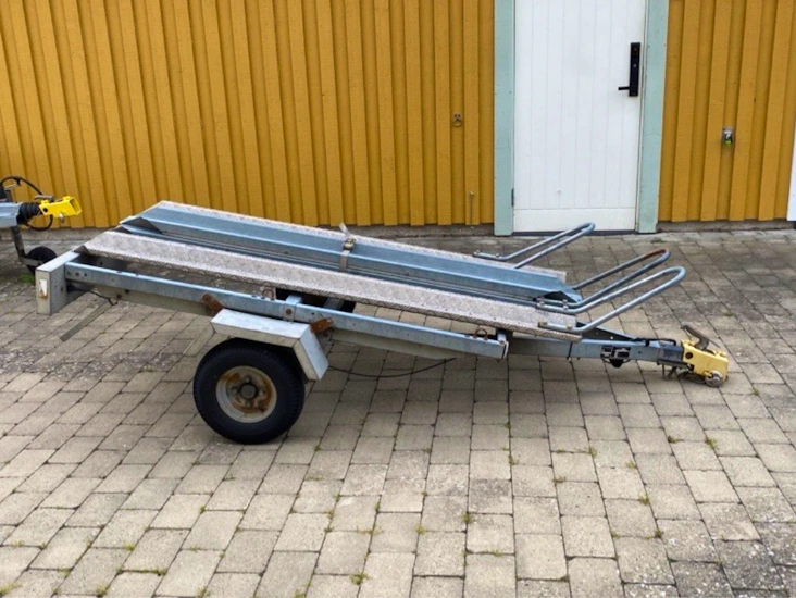 Mc-släp för 1-2 mc. ramp ingår.