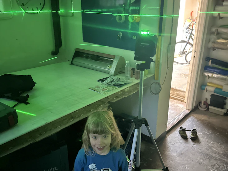 Krysslaser m stativ grön