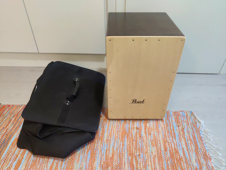 Pearl cajon kantolaukulla